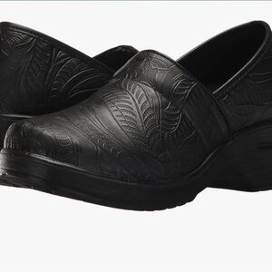Women’s Black Embossed Slip-On Shoes size 7.5